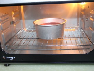 红丝绒戚风蛋糕,放入烤箱，上下火150度烤一个小时