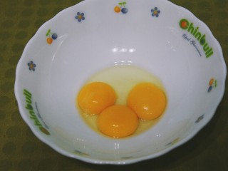 红丝绒戚风蛋糕,鸡蛋，把蛋黄和蛋白分离