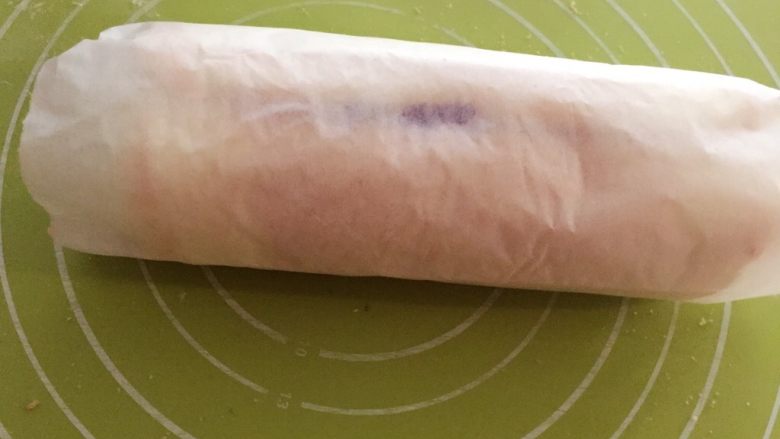 紫薯蛋糕卷,然后卷起来冷藏一个小时