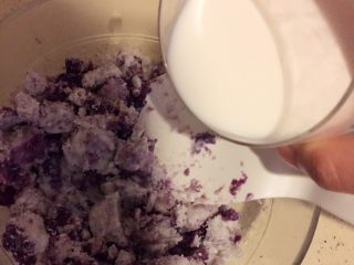 紫薯蛋糕卷,倒入配方奶