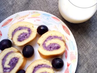 紫薯蛋糕卷,搭配水果和奶，下午茶妥妥的
