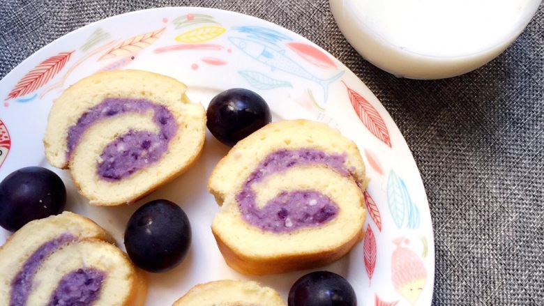 紫薯蛋糕卷,搭配水果和奶，下午茶妥妥的