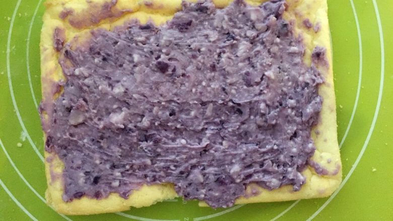 紫薯蛋糕卷,涂抹上紫薯芋头泥，铺满
