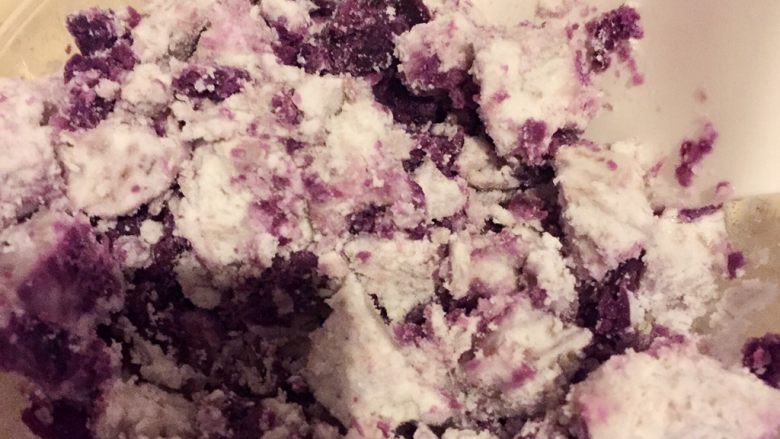 紫薯蛋糕卷,紫薯泥压好后