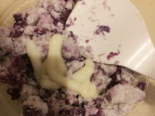 紫薯蛋糕卷,加入炼乳搅拌