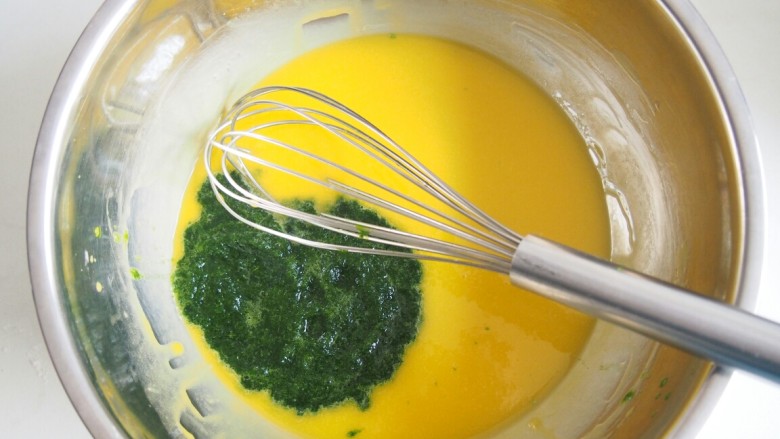 菠菜戚风卷,菠菜和水1:1打成泥，加入蛋黄中，搅拌均匀
