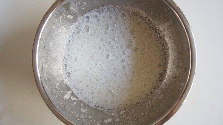菠菜戚风卷,蛋白放入无油无水的盆子中，打出鱼眼泡后加入三分之一糖