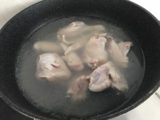 一碗汤#冬瓜芡实薏米海带老鸭汤,水开后，把鸭肉倒进去飞水，去除杂质异味