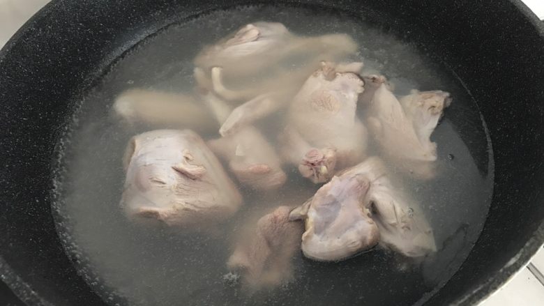 一碗汤#冬瓜芡实薏米海带老鸭汤,水开后，把鸭肉倒进去飞水，去除杂质异味