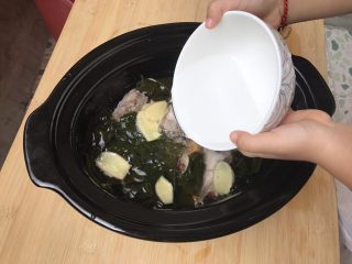 一碗汤#冬瓜芡实薏米海带老鸭汤,加入足够的清水，大火烧开转中小火煲1.5-2小时