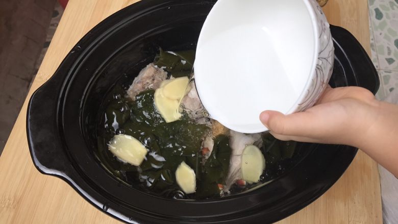 一碗汤#冬瓜芡实薏米海带老鸭汤,加入足够的清水，大火烧开转中小火煲1.5-2小时