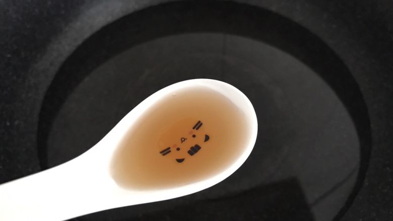 一碗汤#冬瓜芡实薏米海带老鸭汤,锅里加水，加一勺料酒煮开