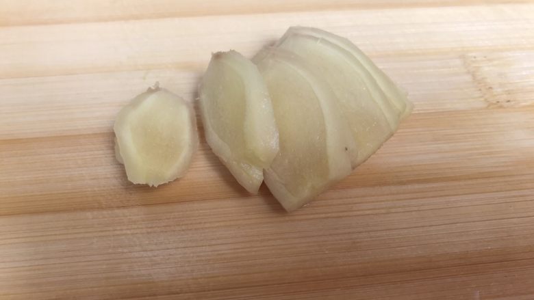 一碗汤#冬瓜芡实薏米海带老鸭汤,姜切片