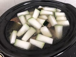 一碗汤#冬瓜芡实薏米海带老鸭汤,汤煲好熄火的前20分钟时候，加入冬瓜，再次煲滚约20分钟，冬瓜熟透后，加入一匙盐调味就好了！