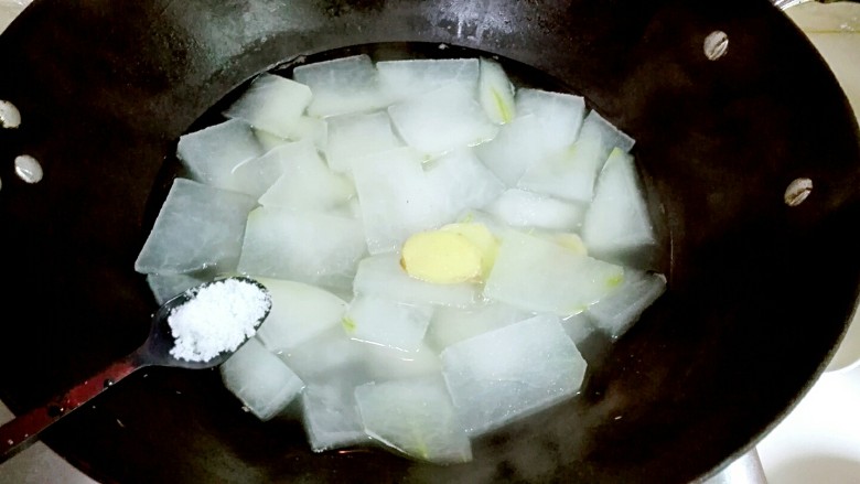 臀尖肉片冬瓜汤,大火烧开，调小火焖三分钟，看冬瓜变透明了，放一小勺盐搅匀，捞出冬瓜放碗里