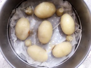 土豆水晶包子,中火偏大一些蒸35分钟左右；根据包子大小来定时间；