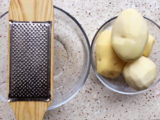 土豆水晶包子,土豆去皮洗净，准备一个大碗，土豆研磨器；