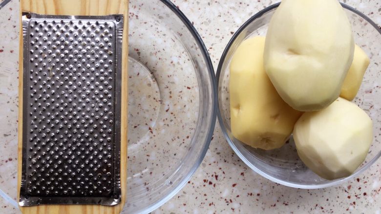 土豆水晶包子,土豆去皮洗净，准备一个大碗，土豆研磨器；