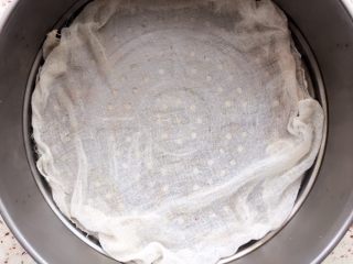 土豆水晶包子,蒸锅提前铺上纱布；