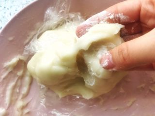 冰皮月饼,用手指粘上面扑  揪一小块面团