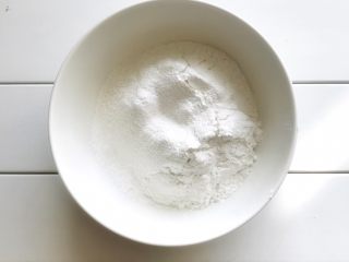 冰皮月饼,澄粉 粘米粉 糯米粉 糖粉全部过筛到碗里