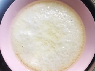 冰皮月饼,蒸好的面糊白色均匀  表面很平  没有塌陷
如果周边和中间颜色不一样  需要在蒸10分