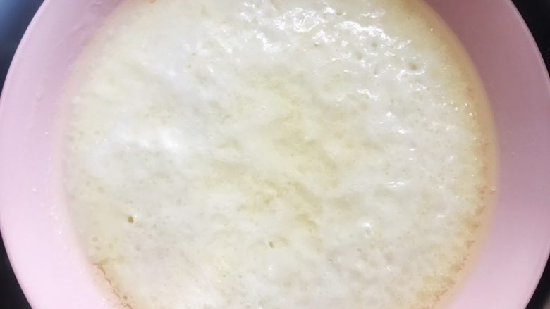 冰皮月饼,蒸好的面糊白色均匀  表面很平  没有塌陷
如果周边和中间颜色不一样  需要在蒸10分