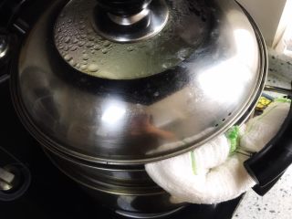 冰皮月饼,锅盖一头垫个毛巾 防止水蒸气滴入碗里
那样面糊会太黏 不好后面的操作
上气大火蒸25分钟 