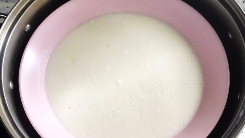 冰皮月饼,把搅拌好的面糊倒入容器里 放入蒸锅
（为了受热均匀 不要用不锈钢容器  用陶瓷的最好  并且容器越浅越好  ）