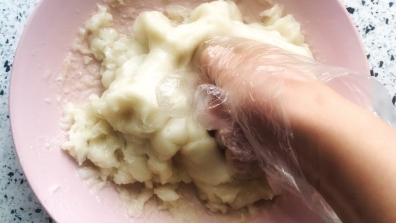 冰皮月饼,等面团没那么烫的时候  带上手套  没有手套用保鲜袋  因为实在太黏了  用手背按压和揉面的方式 把浮油揉进面里