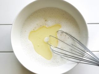 冰皮月饼,倒入玉米油 搅拌均匀
（悬空的划圈  油和牛奶很快混合）