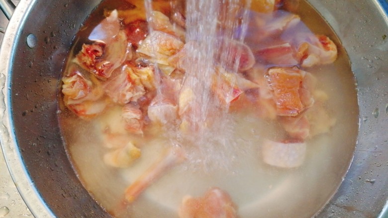 #咸味#砂锅焖鸡块,块用流动水冲洗干净