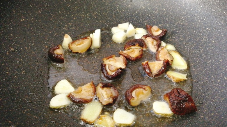 #咸味#砂锅焖鸡块,放入姜片，蒜片，香菇爆香