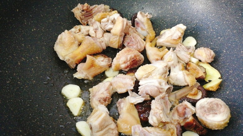 #咸味#砂锅焖鸡块,倒入鸡块