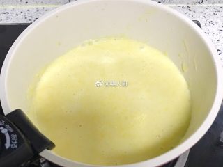 奶香玉米浓汤,打好的浓汤 放入锅里中火煮开 转小火煮稠
放点盐就可以出锅啦