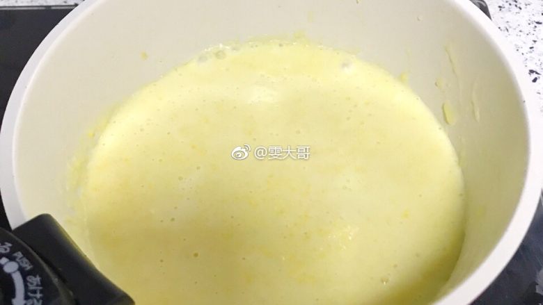 奶香玉米浓汤,打好的浓汤 放入锅里中火煮开 转小火煮稠
放点盐就可以出锅啦
