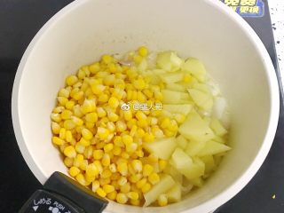 奶香玉米浓汤,倒入土豆和玉米继续翻炒香  都包裹上黄油