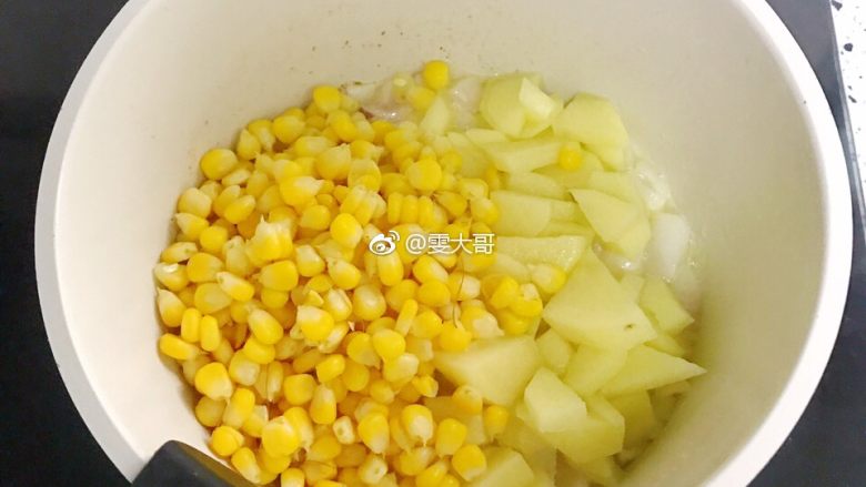 奶香玉米浓汤,倒入土豆和玉米继续翻炒香  都包裹上黄油