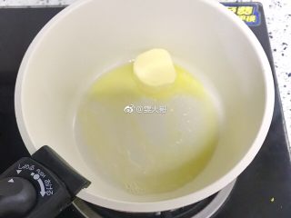 奶香玉米浓汤,小火预热锅  融化黄油