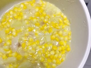 奶香玉米浓汤,煮到食材变软  收掉汁水  浓稠状态