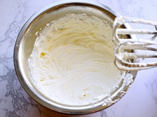 奶油夹心面包,冷藏后的奶油，加入白糖，打发到裱花状态