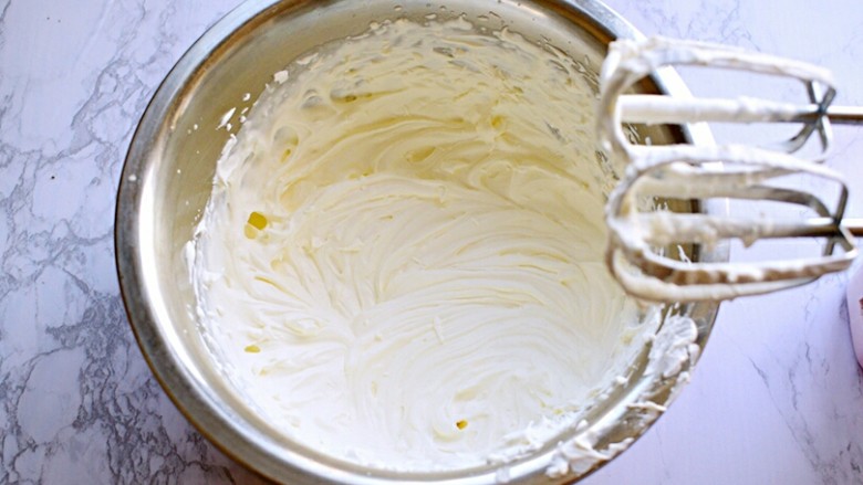 奶油夹心面包,冷藏后的奶油，加入白糖，打发到裱花状态