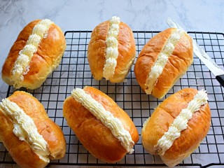 奶油夹心面包,挤在面包中间