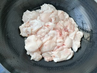#蛋黄酥用油#熬猪油,处理好的猪板油放入锅中。