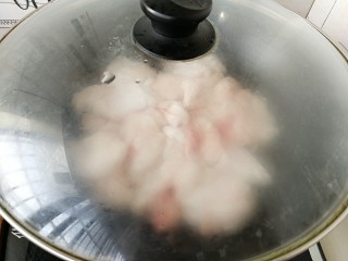 #蛋黄酥用油#熬猪油,盖上锅盖中火烧开。
