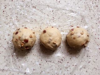 植物油红枣软欧,发酵好的面团排气后加入红枣颗粒，分成大小一致的3等份；