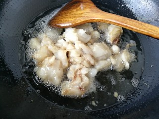 #蛋黄酥用油#熬猪油,水干之后改小火，不带用勺子搅动。可以看出猪油越来越多啦！