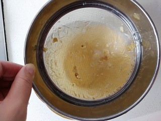#蛋黄酥用油#熬猪油,好好的猪油用网筛过滤一下。