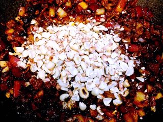 香辣牛肉酱,小火炒至牛肉熟，圆葱出香味，放入花生米碎。