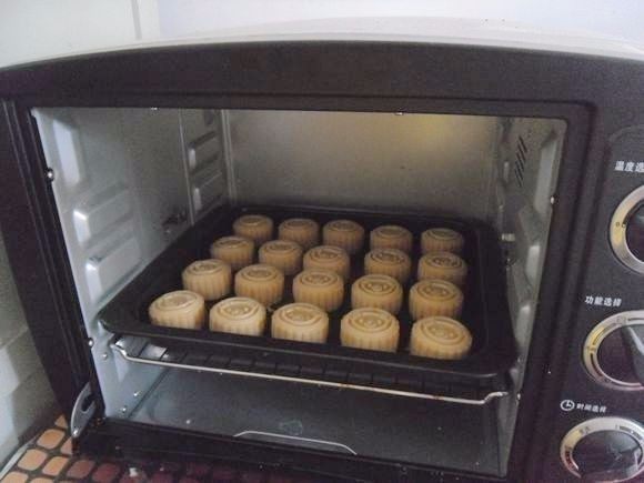南瓜蓉馅月饼, 烤箱预热180度后，放入生坯中下层烤制10分钟 